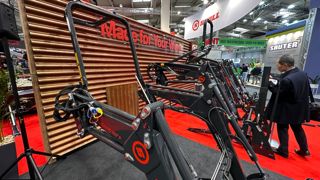 Sur Agritechnica, la solution proposée par Stoll a attiré de nombreux visiteurs et concurrents. Le cadre de protection se monte sur tous les chargeurs de la marque adaptés aux tracteurs sans cabine.