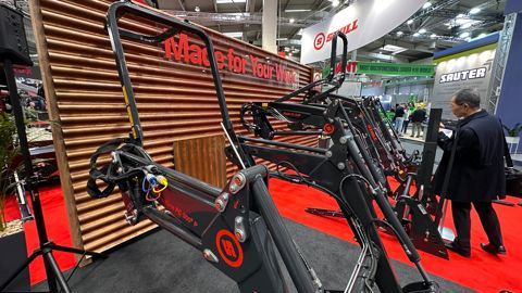 Sur Agritechnica, la solution proposée par Stoll a attiré de nombreux visiteurs et concurrents. Le cadre de protection se monte sur tous les chargeurs de la marque adaptés aux tracteurs sans cabine.