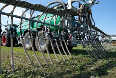 Épandage de lisier avec une rampe à pendillards