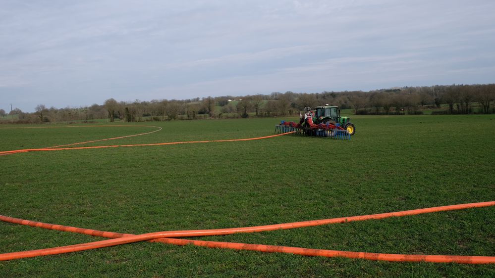 Épandage de lisier sans tonne avec une rampe à pendillards