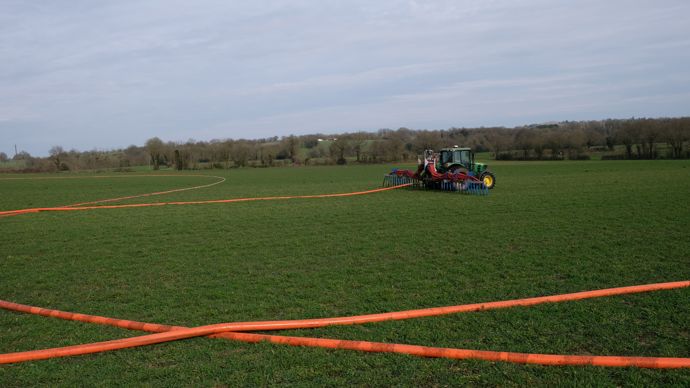 L’atout de l’épandage sans tonne avec pendillards est la légèreté du matériel permettant un passage sur céréales dès la sortie d’hiver. Les tuyaux peuvent atteindre 1,5 à 2 km autour d’une fosse à lisier. Le réseau d’irrigation peut également être utilisé, ou un caisson de ravitaillement en bord de champ.