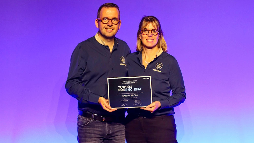 Cécile et Nicolas Bécam, fondateur du réseau Maison Bécam, ont reçu fin septembre le Trophée de la PME de l’année 2025 pour la région Ouest dans le cadre du concours national des Trophées PME RMC et BFM Business. Cécile et Nicolas Bécam, fondateur du réseau Maison Bécam, ont reçu fin septembre le Trophée de la PME de l’année 2025 pour la région Ouest dans le cadre du concours national des Trophées PME RMC et BFM Business.