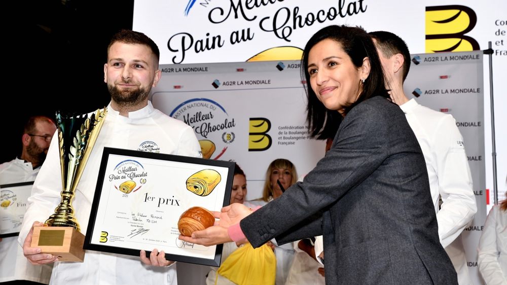 Sarah El Haïry, haute-commissaire à l’Enfance a remis le premier prix du Master national du meilleur pain au chocolat 2025 à Valentin Feiller. Sarah El Haïry, haute-commissaire à l’Enfance a remis le premier prix du Master national du meilleur pain au chocolat 2025 à Valentin Feiller.