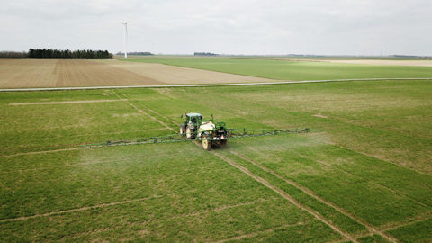 Quatre des membres du comité scientifique du Haut-commissariat à la stratégie et au plan (HCSP) dénoncent notamment une large surestimation des fonds de la PAC en faveur de la réduction de l’usage des pesticides.