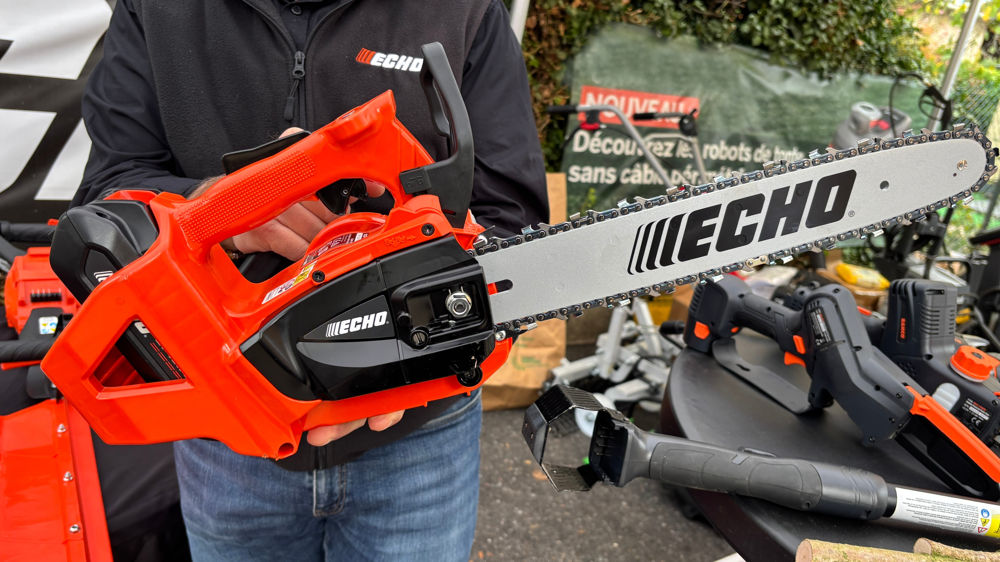 Vue de la machine avec sa poignée et sa gâchette d'accélération à double verrouillage.