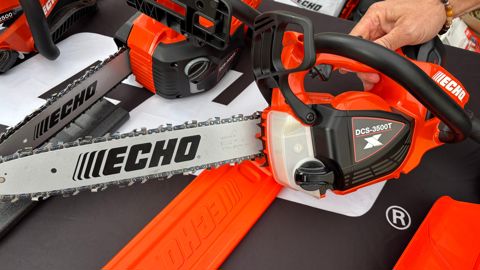 L’élagueuse possède un réservoir d'huile transparent à ouverture facile.