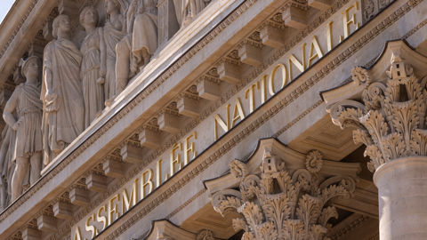 Quelque 2 300 amendements restaient à examiner le 3 novembre 2025, trop pour tenir le calendrier initial : le vote solennel prévu le 5 novembre est donc reporté.