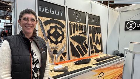 Lili Plont, responsable des ventes du fabricant de couteaux Deguy-Conge, profite d'Agritechnica pour faire du business mais aussi surveiller la concurrence.