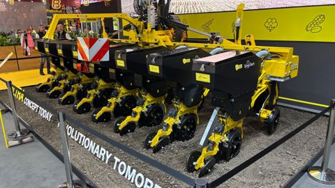 Bednar se lance sur le marché du semoir monograine avec l'Ultra UN 6000.