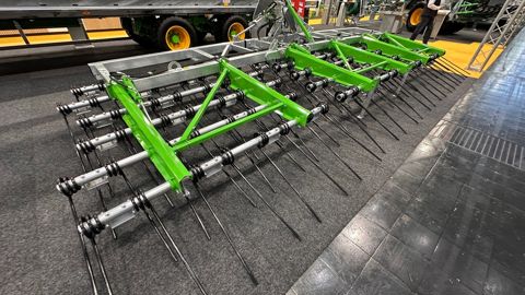 Après la régénération de prairies, Joskin se lance sur le marché de la herse à paille.