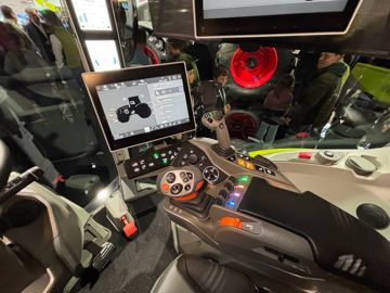 Cabine du tracteur Claas Axion 9 à Agritechnica Cabine du tracteur Claas Axion 9 à Agritechnica