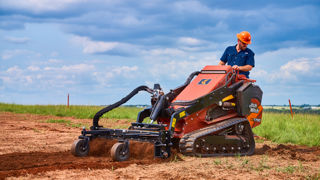 Ce porteur puissant accepte une très large gamme d'outils : manutention, travail du sol, etc.