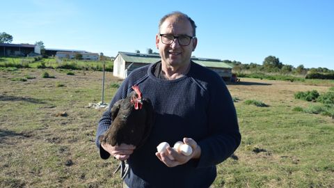 Thierry Dubarry, est éleveur et président de l’association La Poule Gasconne. C'est une volaille au plumage noir avec des reflets vert- bleu, une crête rouge, une queue légèrement relevée, et des oeufs blancs.