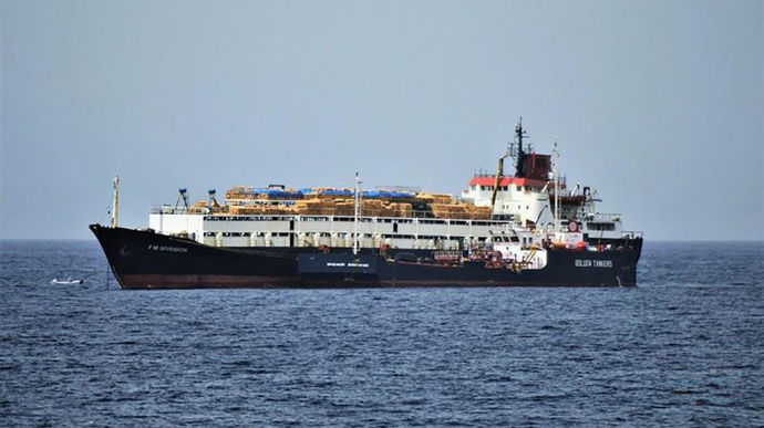 Avec 3 000 bovins à bord, le cargo Spiridon II est stationné au large du port de Bandirma, à l'ouest de la Turquie.
