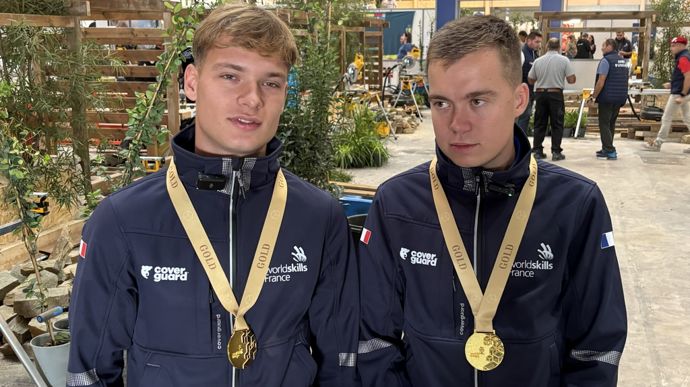 Benjamin Bourreau (à gauche) et Quentin Gaboriau ambassadeurs de leur métier de jardinier-paysagiste pendant les EuroSkills à Marseille, médaillés d’or durant la finale européenne des EuroSkills à Herning, au Danemark.
