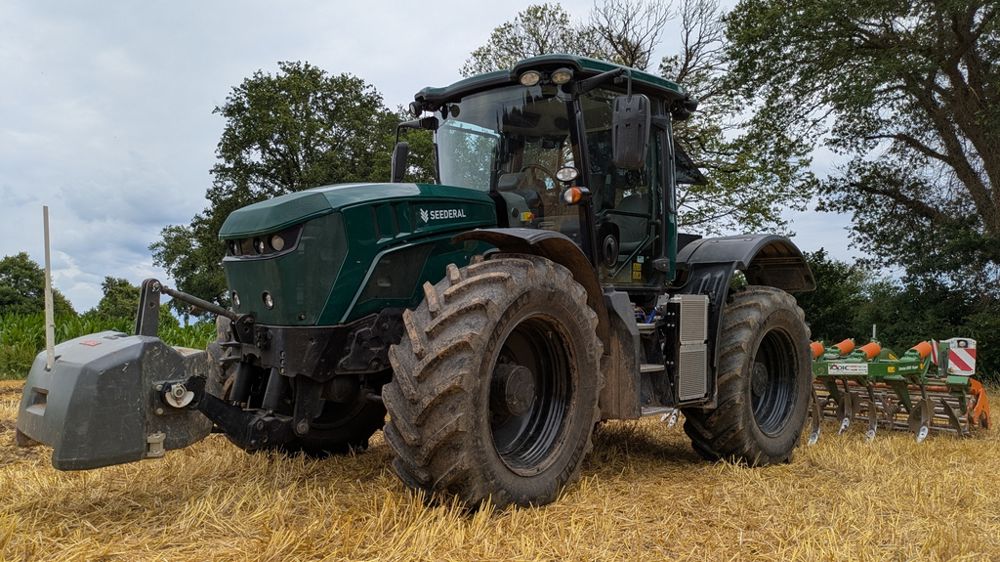Pour son démonstrateur, la start-up Seederal a retrofité un tracteur JCB Fastrac acheté d’occasion. Sur cet engin muni d’un châssis intégral, il est plus aisé de remplacer le moteur thermique et la transmission par des batteries et des moteurs électriques.
