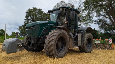 Pour son démonstrateur, la start-up Seederal a retrofité un tracteur JCB Fastrac acheté d’occasion. Sur cet engin muni d’un châssis intégral, il est plus aisé de remplacer le moteur thermique et la transmission par des batteries et des moteurs électriques.