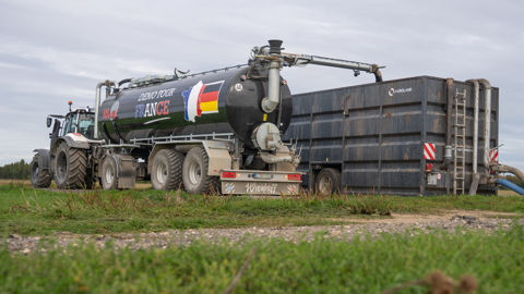 Les chantiers d'épandage sans tonne avec caisson demandent une organisation importante au niveau du transport afin d'éviter les temps morts.