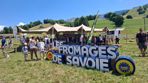 Fête en alpage : pour les huit filières fromagères savoyardes et la centaine de bénévoles mobilisés, la fête annuelle est une opportunité de se rassembler. Toujours dans des sites magnifiques.