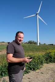 Gaetan Coué éleveur laitier dans le Maine-et-Loire a investi dans une éolienne.