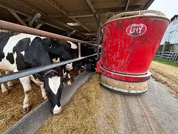 Robot d'alimentation Lely Vector distribuant la ration des vaches taries Robot d'alimentation Lely Vector distribuant la ration des vaches taries