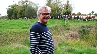 Gaëtan Dubreil Jardin éleveur laitier bio en 35 avec ses vaches croisées