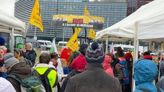 Des agriculteurs de la Confédération paysanne ont manifesté lundi 24 novembre 2025 devant le Parlement européen à Strasbourg.