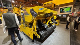 La planteuse Leguan Ropa est composée d'une trémie de 2 tonnes et plante sur quatre rangs de 75 cm de largeur.