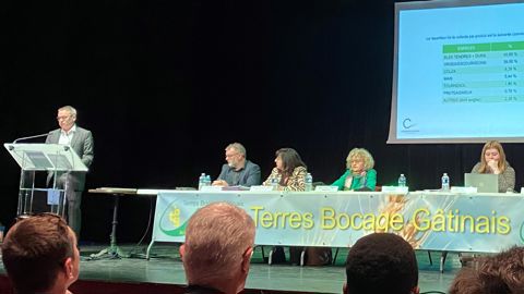 Jérôme Condamy (au pupitre), directeur général de Terres Bocage Gâtinais, et Corinne Bonnet (en vert), présidente de la coopérative francilienne, ont animé l'assemblée générale qui s'est tenue mardi 25 novembre à Nemours (Seine-et-Marne).