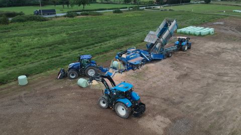 Ce combiné travaille à poste fixe. Les remorques déchargent l’ensilage dans la trémie située à l’arrière, puis tout le cycle de pressage et d’enrubannage est automatisé jusqu’à la sortie de la botte.