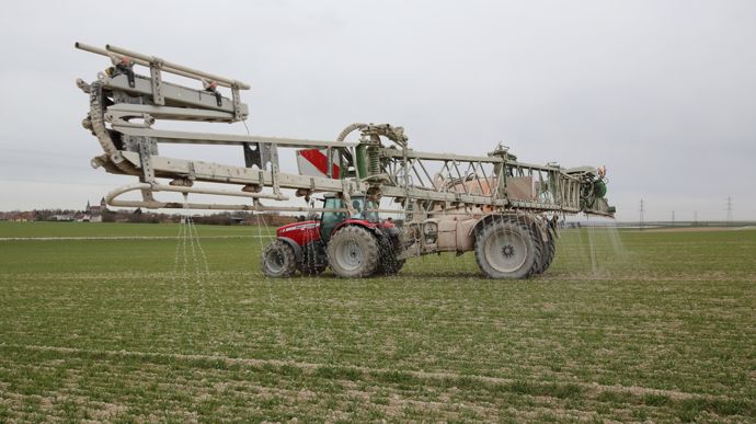 La surtaxation des engrais russes, effective depuis juillet, a désorganisé les flux de solution azotée, entraînant hausses de prix et retards de livraison.