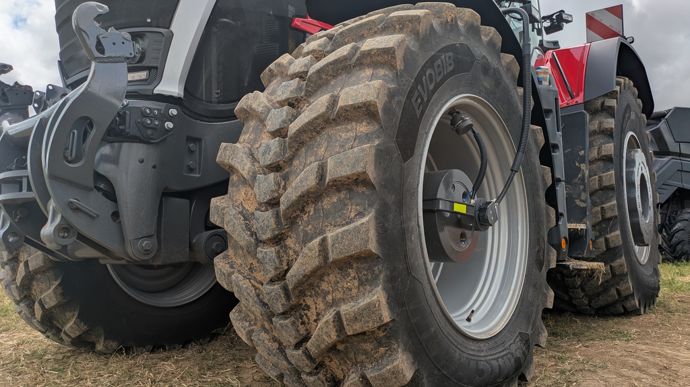 Les pneus hybrides concilient capacité de traction, limitation du tassement et bonnes performances routières. Un triptyque qui est d’autant mieux valorisé par le télégonflage.