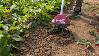 Le Fairtill en action sur une largeur de 25 cm et une profondeur d'environ 13 cm.