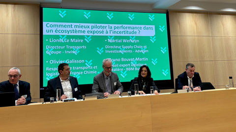 De gauche à droite : Bruno Bouvat-Martin, conseiller en logistique céréalière chez BBM Business, Olivier Galisson, responsable transports et logistique chez France Chimie, Lionel Le Maire, directeur transports chez InVivo, Natacha Fellous, présentatrice, et Martial Werkeyn, directeur supply-chain et investissements chez Advitam.