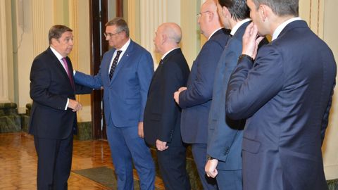 Face à la peste porcine africaine, le ministre de l'Agriculture espagnol, Luis Planas (à gauche), a assuré son soutien auprès des représentants du secteur porcin à l'occasion d'une rencontre organisée le 1er décembre 2025.