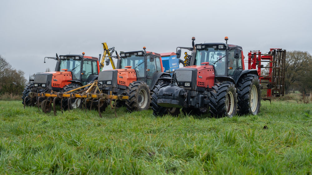 Les Valtra 8350, 8550 et 8950 de l’exploitation affichent entre 6 000 et 10 500 heures au compteur.