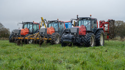 Les Valtra 8350, 8550 et 8950 de l’exploitation affichent entre 6 000 et 10 500 heures au compteur.