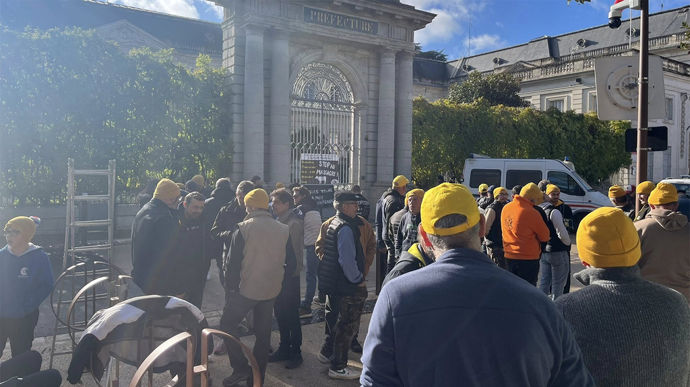 Des agriculteurs se sont rassemblés devant la préfecture d'Agen pour manifester contre l'abattage total des bovins dans les foyers de dermatose nodulaire contagieuse.