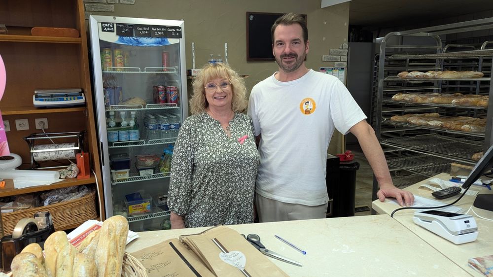Julian Fischer, avec Gigi, vendeuse dans la boutique de Rurange-lès-Thionville depuis 14 ans. Un visage bien connu des habitants du village qui apprécient cette continuité, malgré les changements de propriétaires.