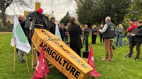 JA (Jeunes Agriculteurs) et la FDSEA de l'Oise et du Pas-de-Calais ont mené une action coup de poing près du ministère de l'Agriculture, le 8 décembre 2025.