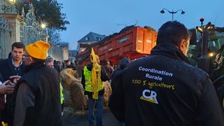 Un peu partout en France, des éleveurs se mobilisent pour contester les abattages totaux. 