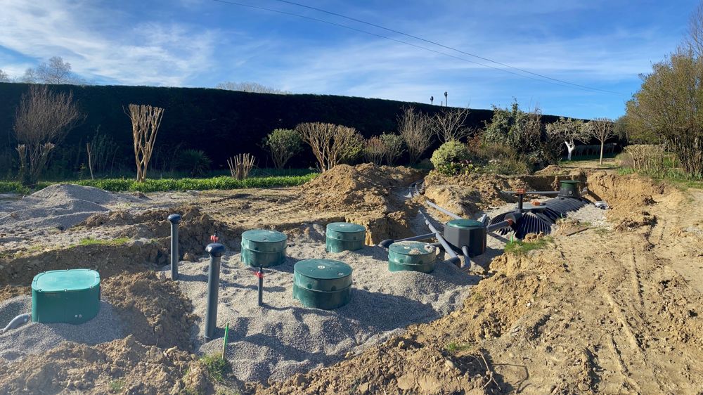 Un chantier avec un filtre compact Multirock 54 EH installé dans l'Ariège, au sein d'un parc de 2 ha, sur un site assurant hébergement et restauration.