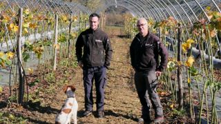 Florent Chirouze a rejoint son père Fabrice (à droite) sur l’exploitation familiale en 2021. Sa soeur Claire, installée en 2018, est actuellement en congé parental.