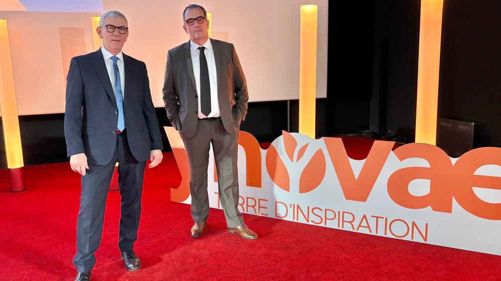 Laurent Poncet, président d'Ynovae, et Yohann Girod, directeur général, lors de l'assemblée générale de la coopérative, mardi 16 décembre, à Sens (Yonne).