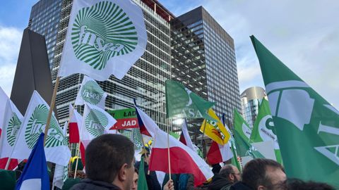 La FNSEA tablait sur 4 000 agriculteurs Français, dans cette manifestation qui a rassemblé quelque 10 000 personnes venues des quatre coins de l'Europe, selon le syndicat majoritaire.