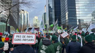 Près de 7 000 agriculteurs, selon les autorités, ont défilé à Bruxelles le 18 décembre 2025.