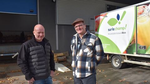 Jérémy Desforges (à droite) et David Eymard s’appuient sur le service logistique de la SCIC "Sur le champ !" pour commercialiser leurs produits bio.