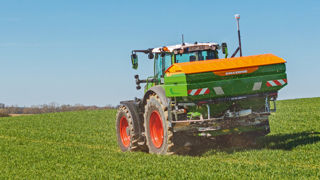 Le dispositif AutoSpread utilise l'inteligence artificielle pour régler l'épandeur d'engrais.