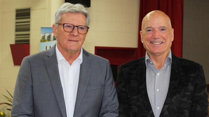 Yves Courrier (à g.) quittera la direction générale de Coopaca en juin prochain. Ici, au côté de Louis Bodin, prévisionniste et présentateur météo, intervenant lors de l'assemblée générale de la coopérative, jeudi 11 décembre 2025.