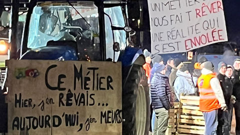 « Nous sommes prêts à rester longtemps », prévient Alexandre Fioger, qui a œuvré pour fédérer le collectif asyndical A7 Agri 2.0, rassemblant des agriculteurs du nord de la Drôme et de l’Isère